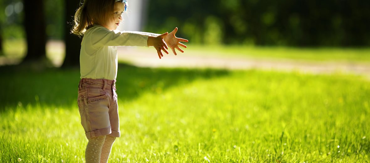 Niña jugando estatuas