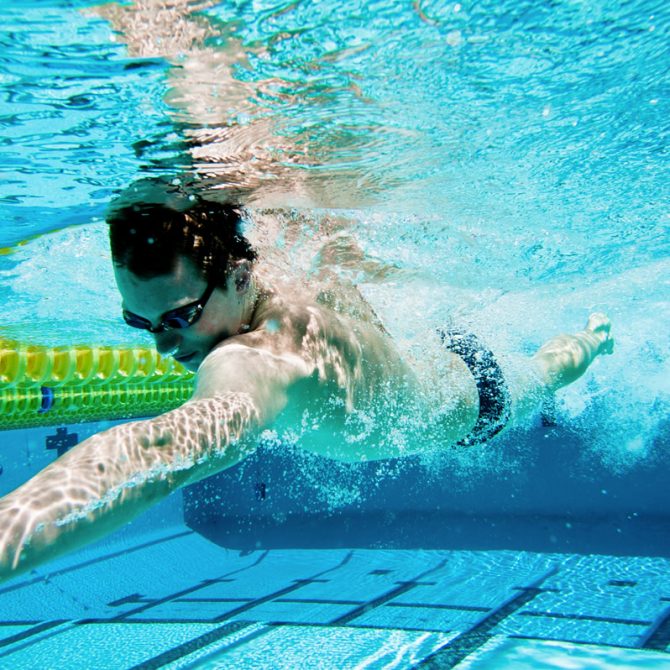 Nadar, un ejercicio muy completo y de bajo impacto